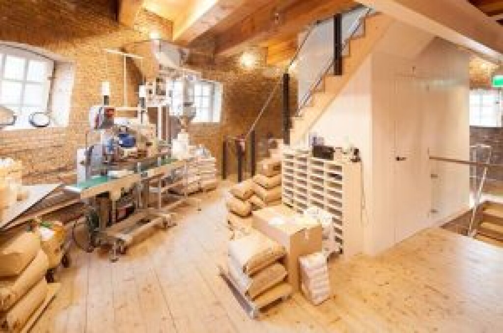 Inpakker ambachtelijke bakproducten bij molen De Walvisch
